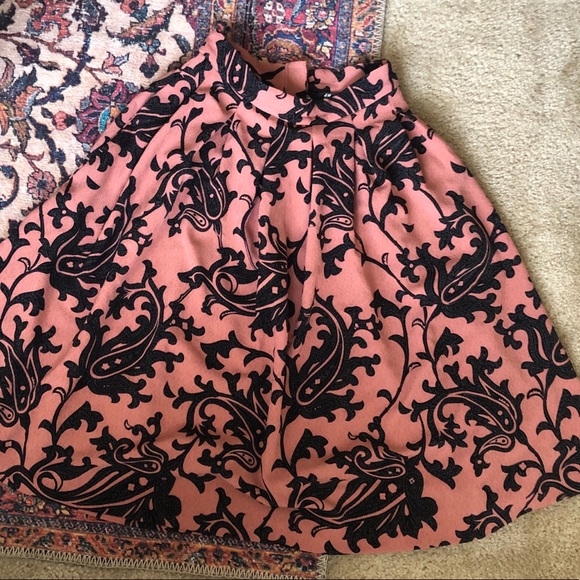 H&M Dresses & Skirts - H&M midi skirt with pockets